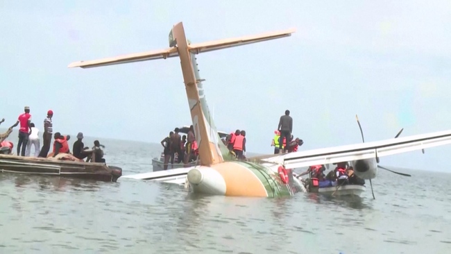坦尚尼亞客機墜湖 漁夫第一時間救援義行可風 | 華視新聞