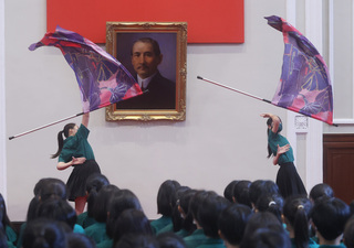 為北一女樂儀旗隊授旗  總統：讓台灣再次被世界看見