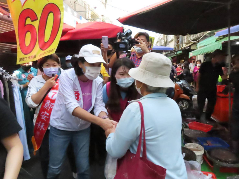 與陳其邁同時鳳山拜票 柯志恩：歡迎加入跑市場行列 | 華視新聞