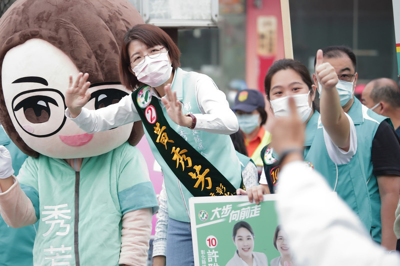 黃秀芳率「彰化隊」同步路口拜票 催票要改變彰化 | 華視新聞