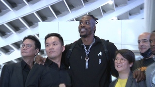 魔獸霍華德搭機來台 熱情打招呼展現球星親和力