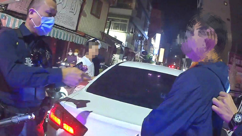 台南2男攜毒駕車逆向行駛 警攔查逮捕送辦 | 華視新聞