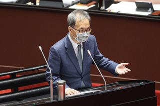 口罩禁令何時解除 衛福部長：分階段執行謹慎從事