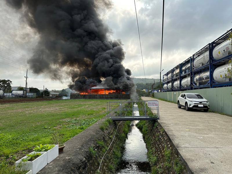 苗市化工廠對面倉庫火警  迅速撲滅無傷亡 | 華視新聞