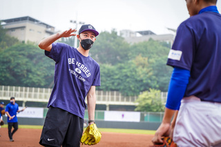 旅美投手張弘稜返母校訓練營指導 學弟問長高方法