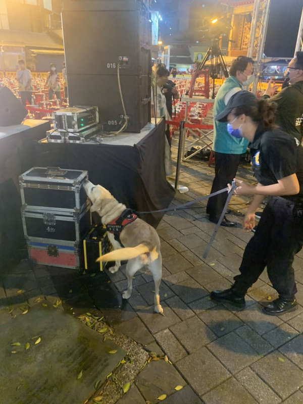 淨化選前治安  中市警出動警犬隊偵蒐爆裂物 | 華視新聞