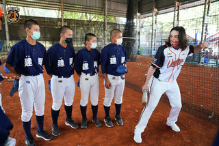 獅隊林安可回母校建興指導 勾起小時候練球回憶