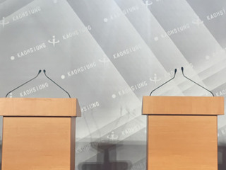 電視政見會背板「高雄」英文拼錯 選委會急更正