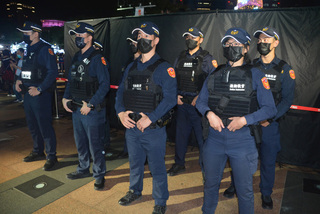 新北耶誕城開幕光雕吸睛 300警力投入交通治安