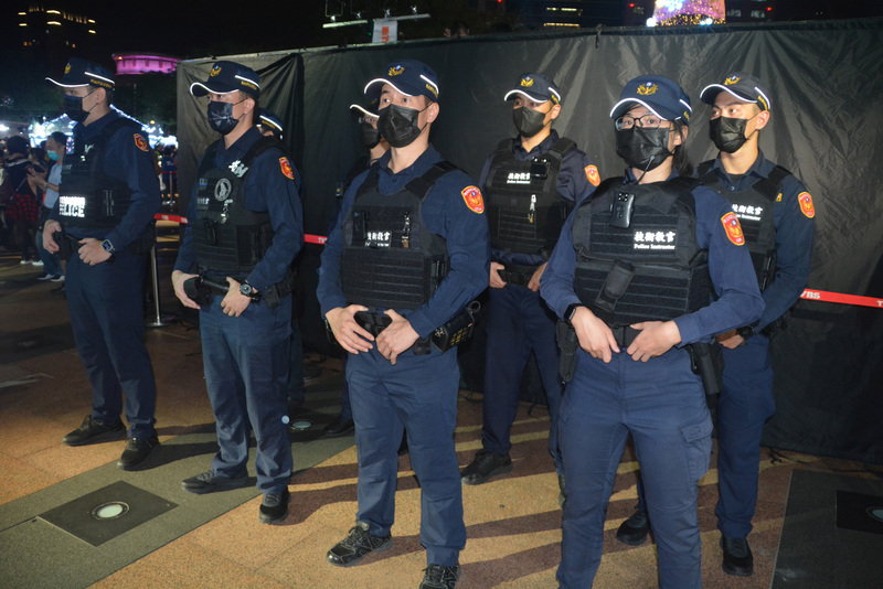 新北耶誕城開幕光雕吸睛 300警力投入交通治安 | 華視新聞