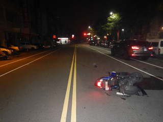 台中汽車闖紅燈撞傷騎士逃逸 警方追緝