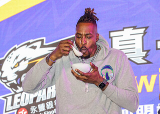 霍華德來台後吃過鹹酥雞 台灣小吃最愛大腸麵線