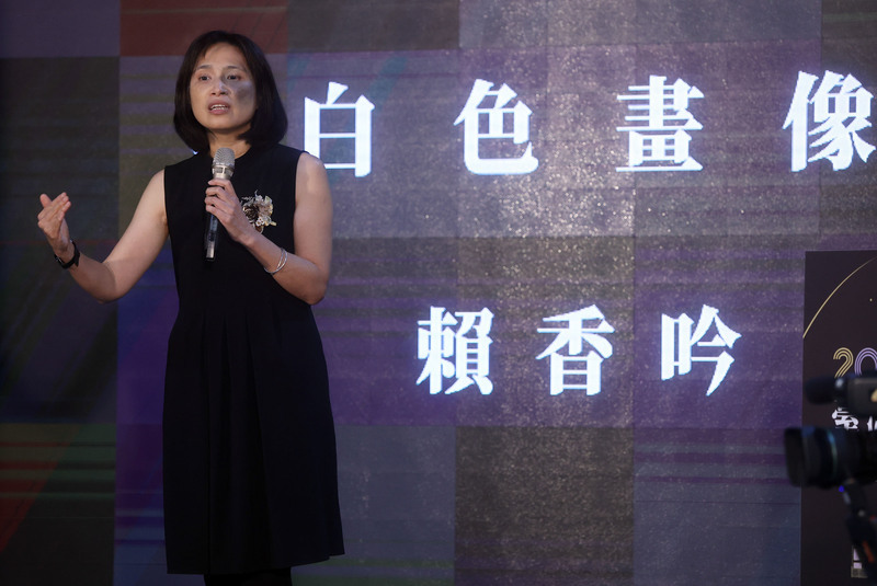 賴香吟獲台灣文學金典獎年度大獎 繼續堅持跑道上 | 華視新聞
