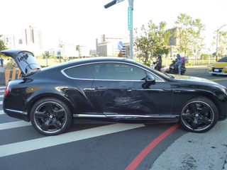 台中賓利車與機車碰撞 維修費估逾百萬元