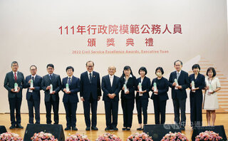 蘇貞昌表揚36名模範公務員  讚周志浩防疫有功