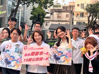 周春米邀賴品妤穿高中制服  街頭籲挺18歲公民權