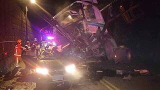 半聯結車國1翻落邊坡壓轎車  2人受傷送醫