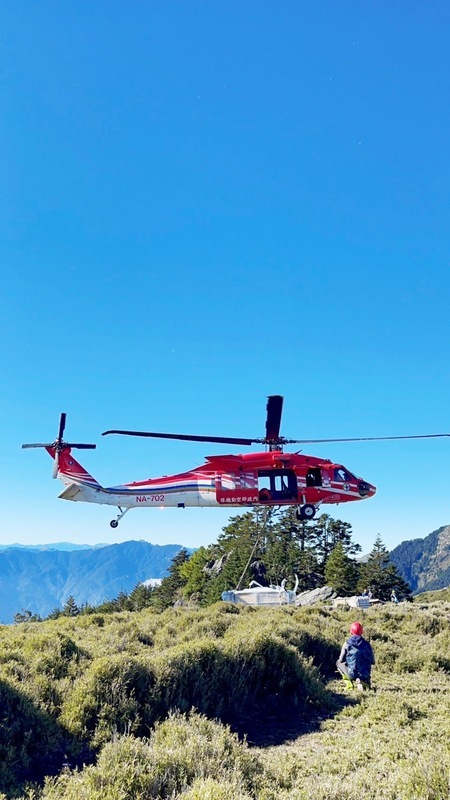 奇萊東稜蓋避難山屋 黑鷹直升機協助運建材 | 華視新聞