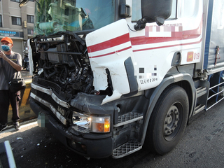 台中向上路長下坡又車禍 聯結車追撞3大車無人傷