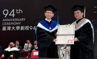 華碩施崇棠獲頒台大名譽博士 感謝施振榮領進電腦業