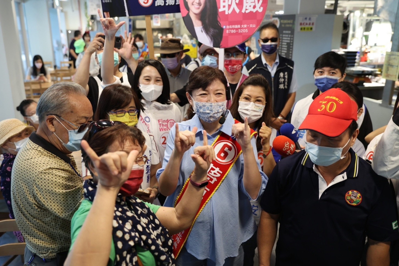 蔣萬安妻石舫亘挺肚掃街  收凍蒜與順產祝福 | 華視新聞