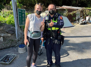 美籍女騎士環台爆胎苦惱 關山暖警幫忙獲讚very good