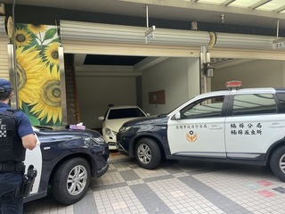 嫌犯不受檢開車衝撞 高雄警開32槍制伏