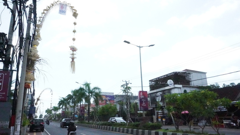 長條竹葉掛滿街道兩旁  峇里島傳統裝飾迎G20 | 華視新聞