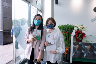 陳時中、黃珊珊陣營互贈書  再邀參觀競總