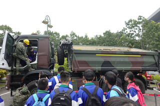 提升嘉義學子國防意識 工兵展地雷搜索器突擊舟