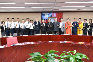 徐國勇表揚11位空勤模範  感謝英勇救援