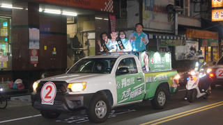 陳時中陪掃街  黃秀芳：歡迎對手跟進敬老金政策