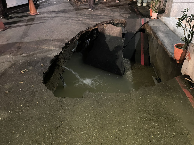 高雄前金地下水管破現6公尺坑洞 警拉封鎖線提醒 | 華視新聞