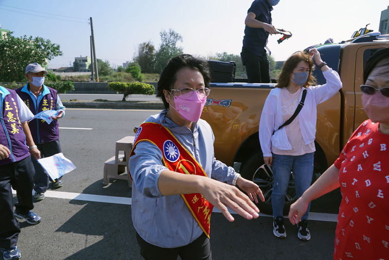 彰化縣長選戰倒數  黃秀芳王惠美加強掃街拜票 | 華視新聞