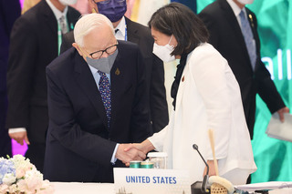 張忠謀出席APEC峰會 主動起身與戴琪短暫晤談