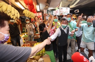 與黃珊珊先後赴內湖拜票  陳時中：盡量爭取支持