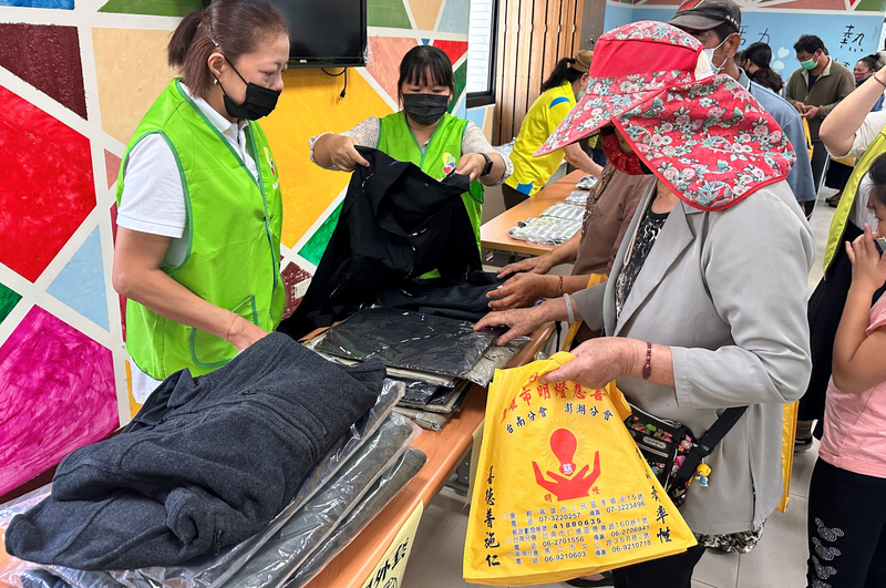 高市社會局結合民間善心 紅包新衣送暖140弱勢戶 | 華視新聞