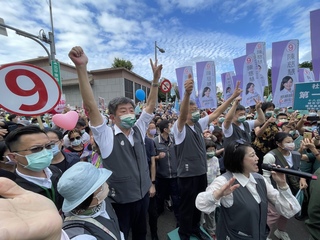 遊行出發隊伍綿延  陳時中：帶著愛與包容齊步走