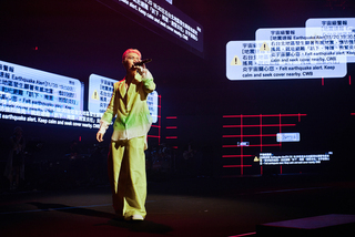 炎亞綸生日開唱趣喊要參選  好友鬼鬼大方獻吻