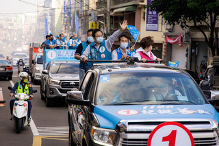 選戰倒數  張善政車隊大掃街及拚政見雙管齊下