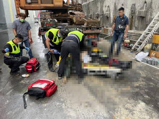 施作擋土牆疑站立不穩墜地 1男子送醫不治