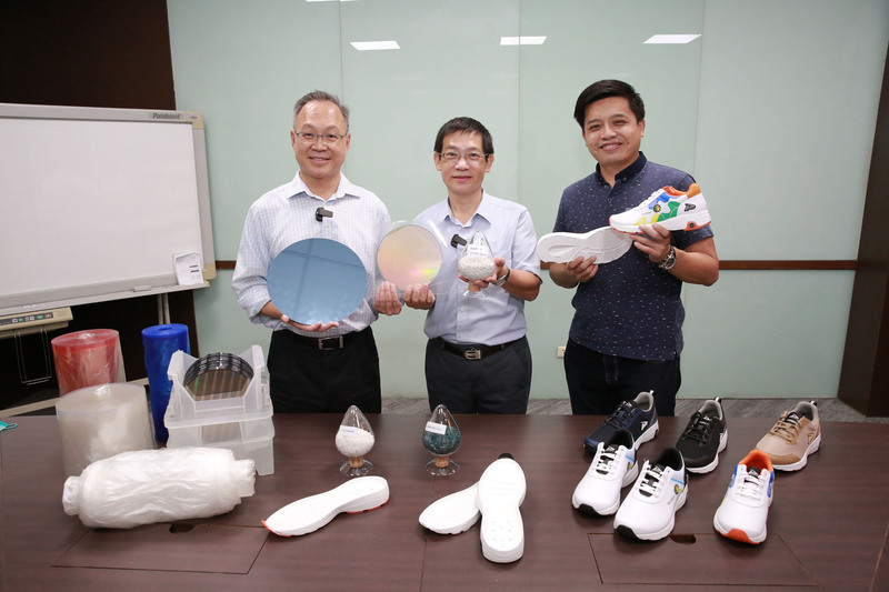 高雄大學助研發 日月光晶圓膠帶廢料再生成鞋大底 | 華視新聞
