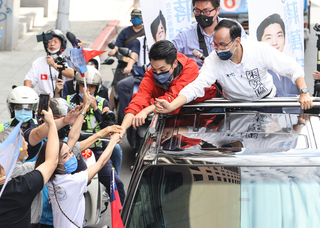 蔣萬安合體朱立倫車隊掃街  展現藍軍團隊氣勢