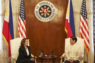 賀錦麗訪近南海島嶼 援菲逾2億助打擊非法捕魚