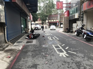 與機車碰撞忘拉手煞車 汽車續行撞上店家鐵捲門