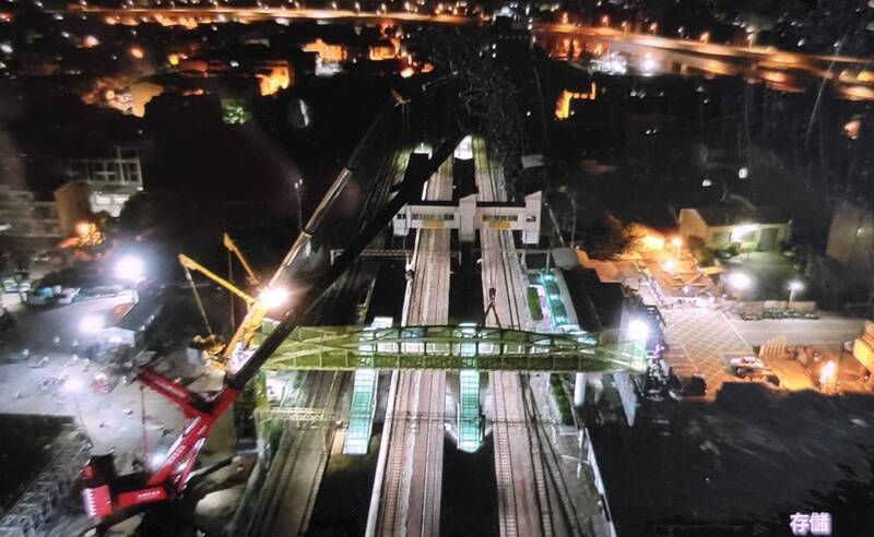 清水火車站跨站天橋吊裝完成  112年2月可望通行 | 華視新聞