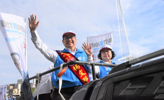 楊文科母雞帶小雞 率國民黨籍候選人車隊掃街