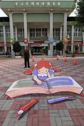 土耳其藝術家偏鄉當志工 第4度來台在林邊留彩繪