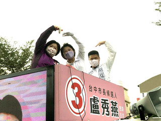 風雨中車隊掃街催票 盧秀燕：拚到最後迎向光榮