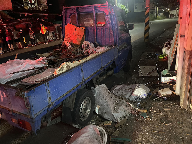 台南市廢棄工廠不明原因爆炸 3男受傷送醫 | 華視新聞